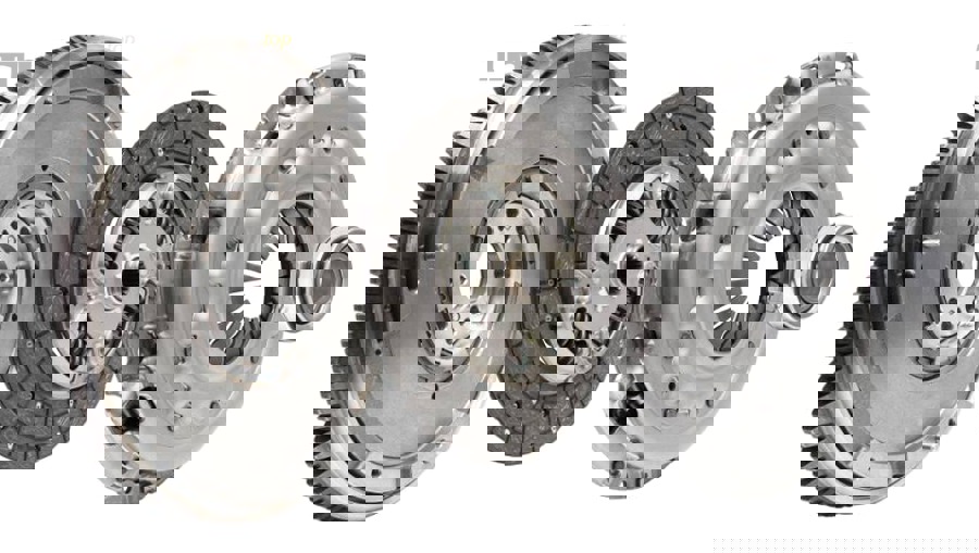 Tài xế đang lái xe số sàn minh họa nhận biết dấu hiệu lá côn mòn và côn trượt