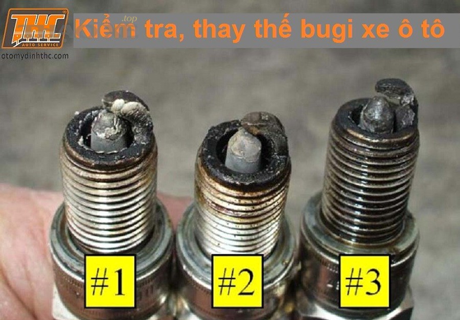 Kỹ thuật viên kiểm tra bugi theo mốc km bảo dưỡng