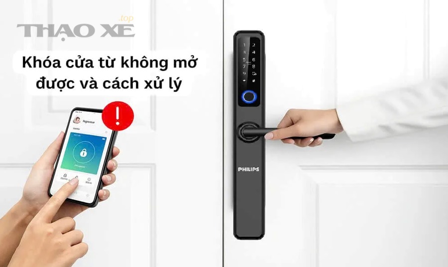 chủ nhà kiểm tra khóa cửa không mở tại nhà