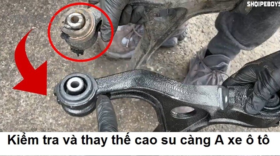 Kỹ thuật viên đo và cân chỉnh góc đặt bánh xe sau sửa hệ thống treo