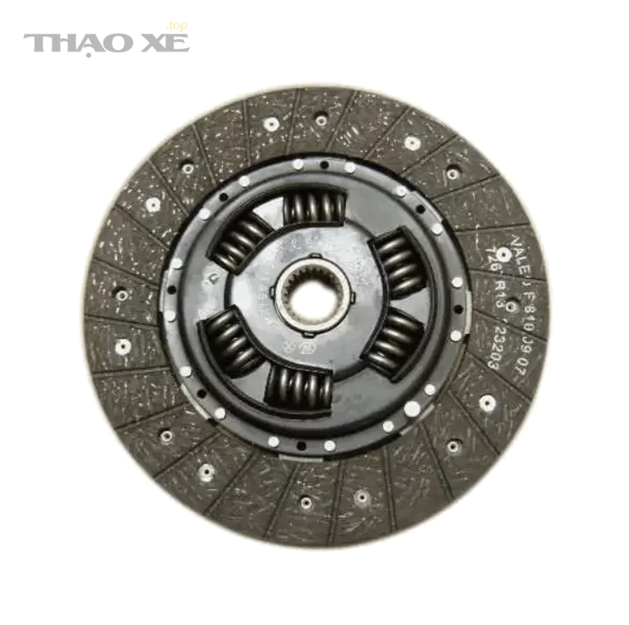 Kỹ thuật viên gara kiểm tra xe số sàn minh họa quy trình chẩn đoán lá côn và ly hợp ô tô