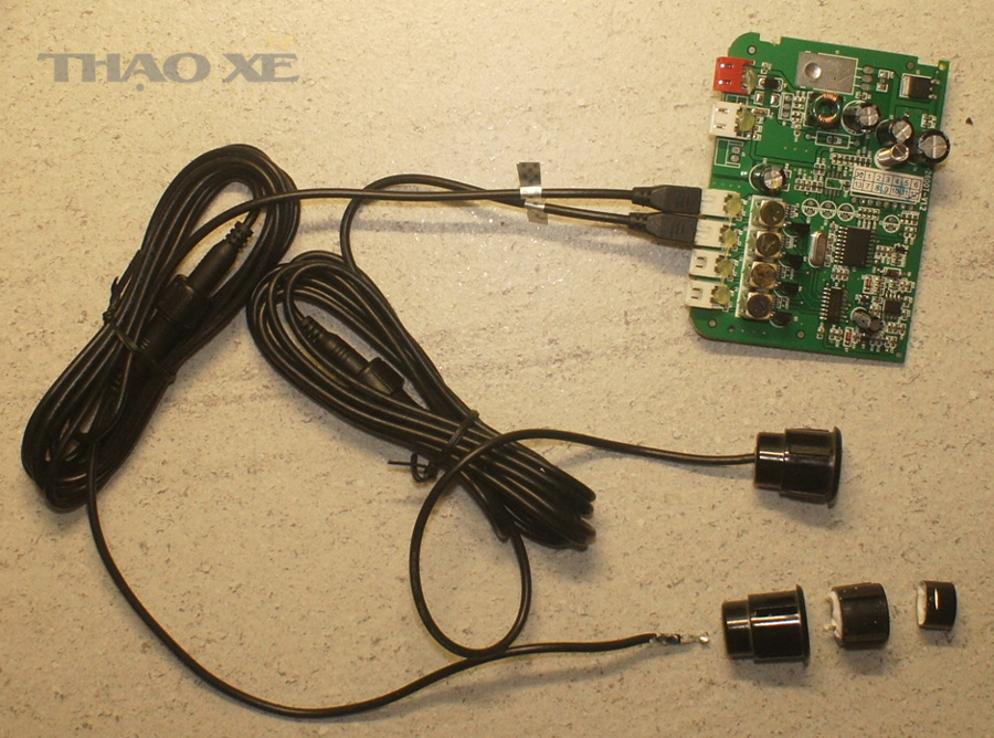 Cấu tạo bên trong cảm biến lùi (parktronic) với các lớp đệm và phần tử phát/thu