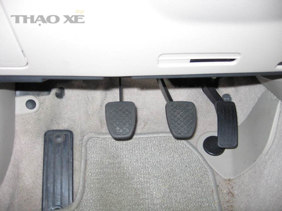 Vị trí bàn đạp côn - phanh - ga trên xe số sàn