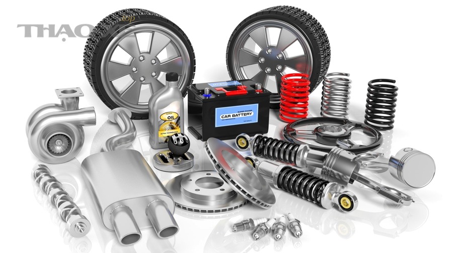 Kỹ thuật viên và chủ xe xem báo giá phụ tùng trước khi sửa chữa