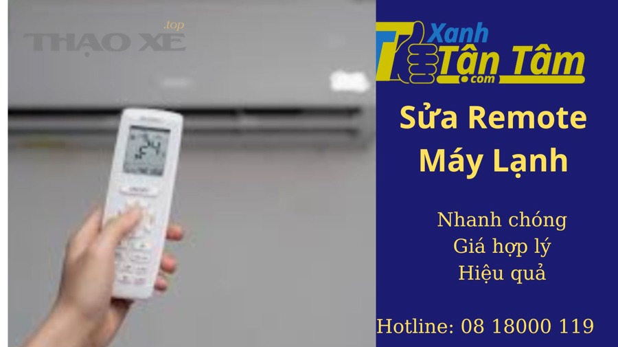 Kỹ thuật viên kiểm tra remote và bộ thu phát cửa cuốn tại nhà