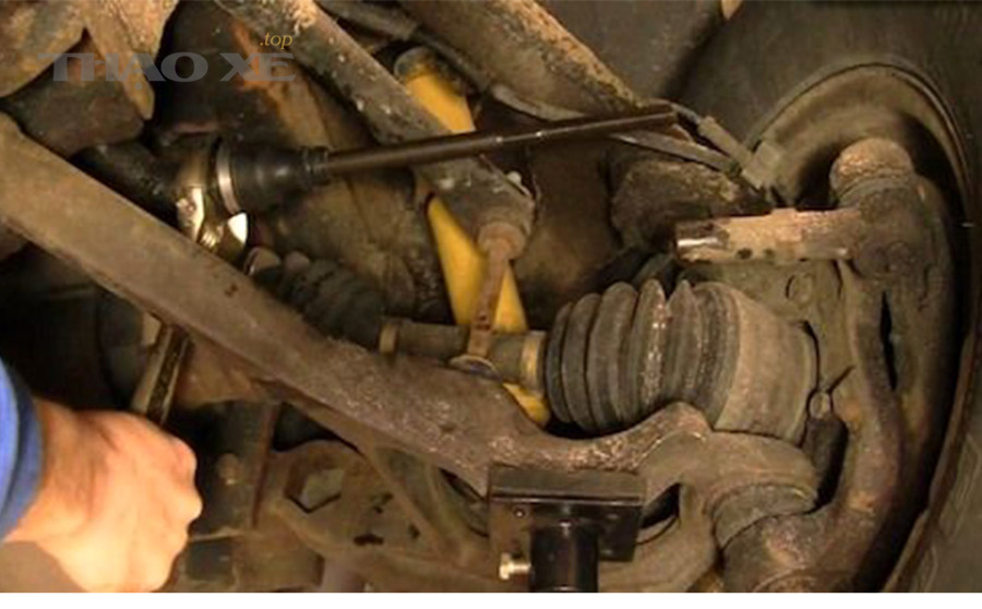 Kỹ thuật viên cân chỉnh góc đặt bánh sau khi thay rotuyn hệ thống treo