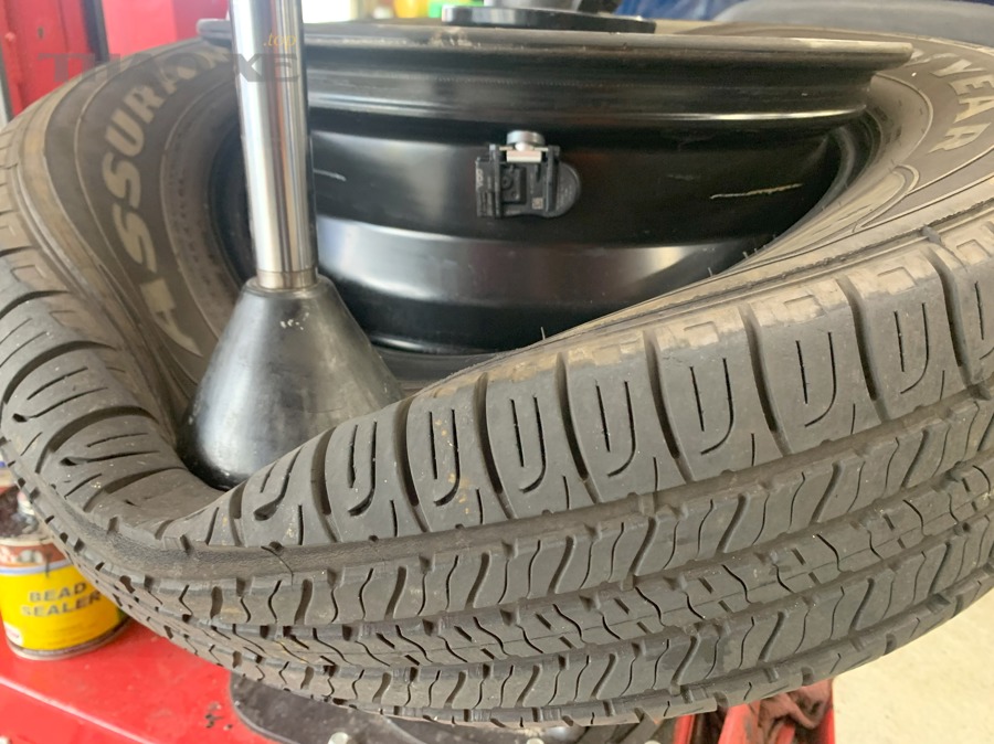 Vị trí cảm biến áp suất lốp TPMS gắn bên trong vành, gần van lốp