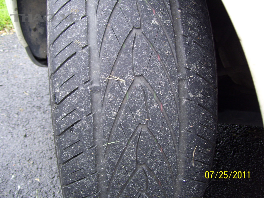 Cận cảnh gai lốp ô tô (tire tread) để quan sát mòn không đều
