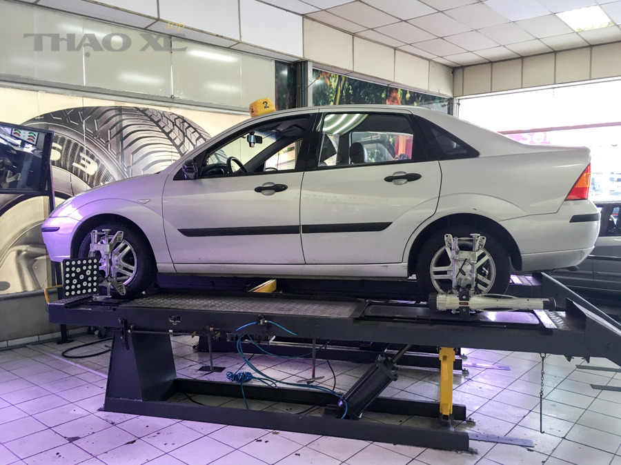Quy trình cân chỉnh góc đặt bánh xe tại gara (xe gắn cảm biến đo)