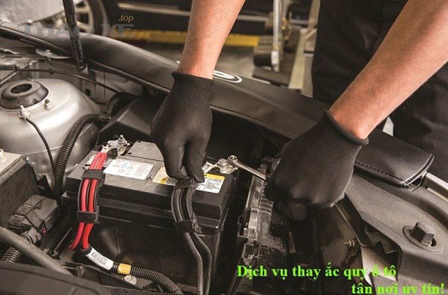 Kỹ thuật viên kiểm tra hệ thống điện và thay ắc quy ô tô tại garage