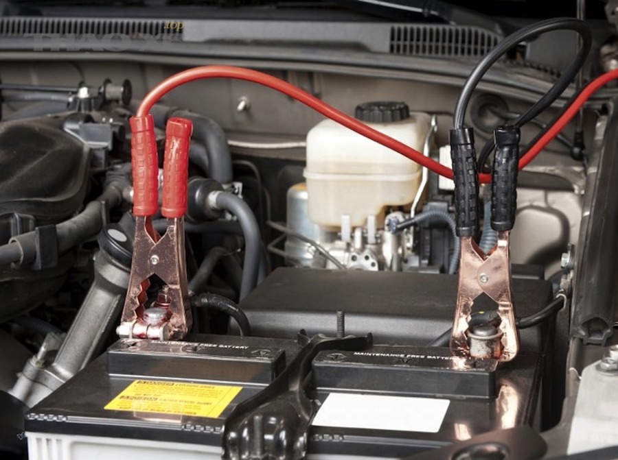 Kỹ thuật viên kiểm tra điện áp ắc quy ô tô bằng đồng hồ đo trước và sau khi sạc