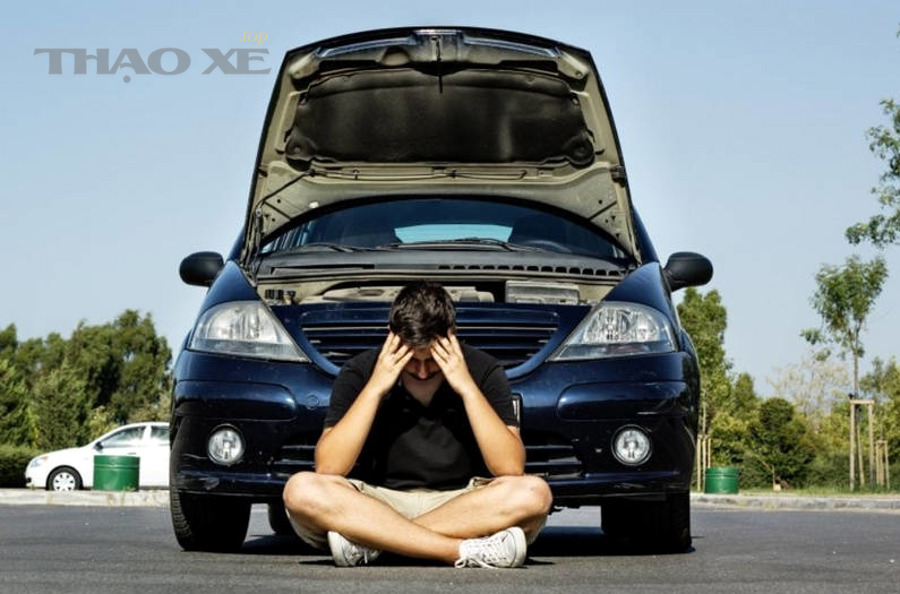 Kiểm tra dầu máy và nước làm mát trong khoang động cơ