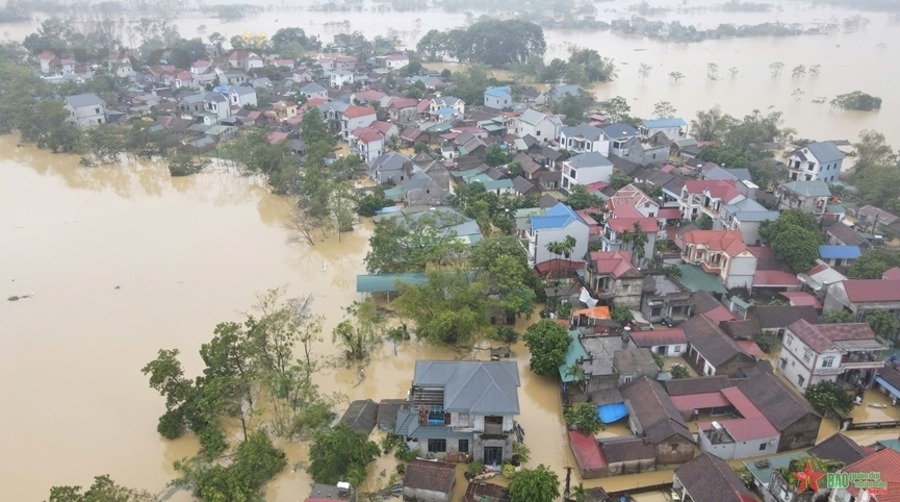 Kỹ thuật viên kiểm tra khu vực hộp số ô tô trong gara