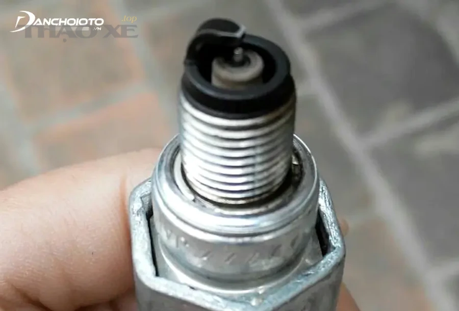 Kỹ thuật viên kiểm tra động cơ để phát hiện dấu hiệu bugi bobin bị ảnh hưởng do rò dầu