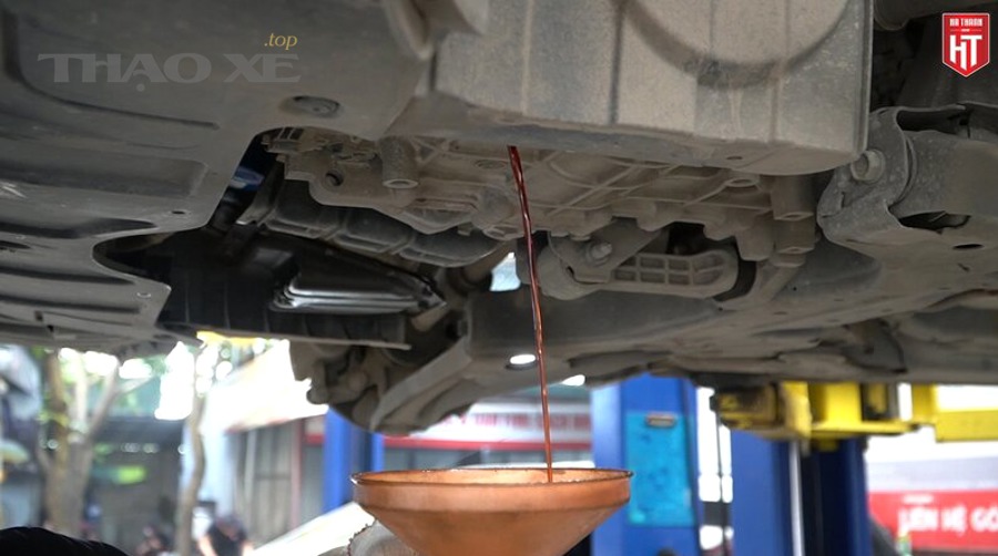 Kỹ thuật viên xử lý gầm xe và kiểm tra ốc xả dầu vi sai bị kẹt