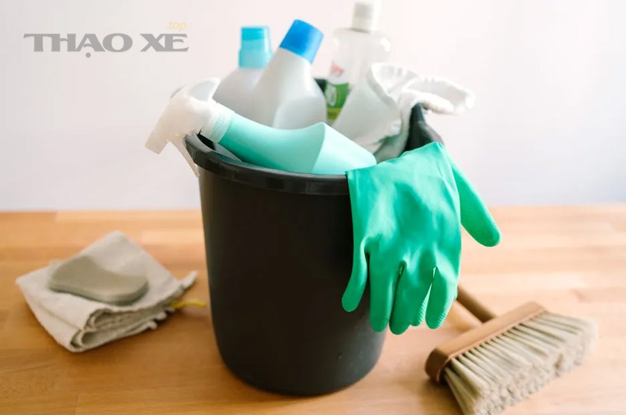 Thợ kỹ thuật kiểm tra khoang máy và hệ thống lọc trên ô tô