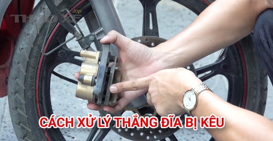 Đĩa phanh với bề mặt cần kiểm tra rãnh xước và mòn