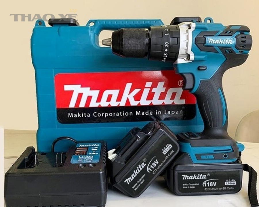 Chủ xe kiểm tra hóa đơn và mã phụ tùng tại gara