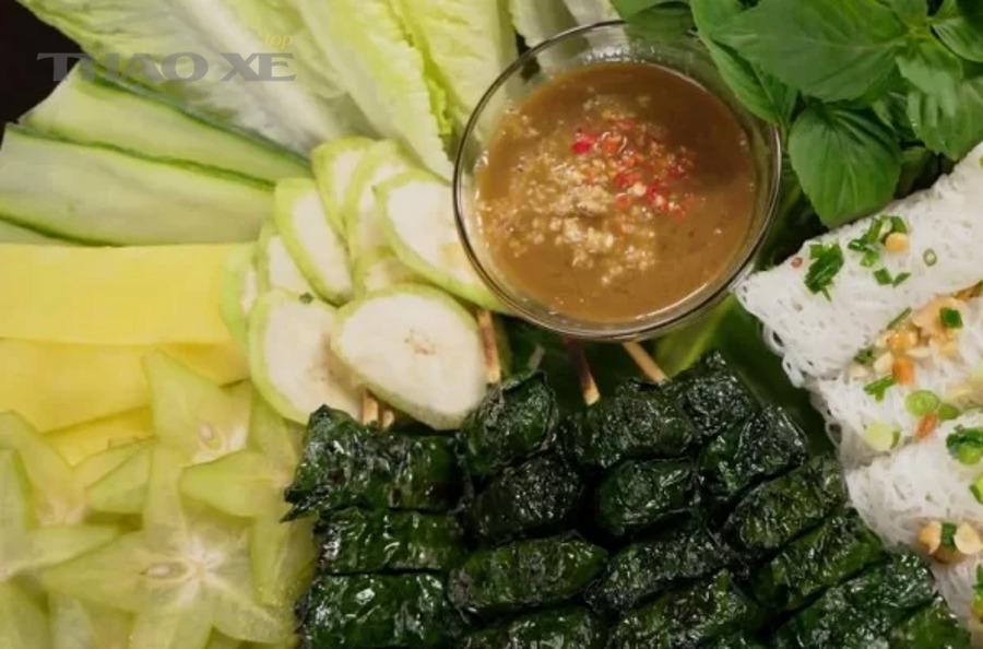 Kỹ thuật viên kiểm tra áp suất và bề mặt lốp xe