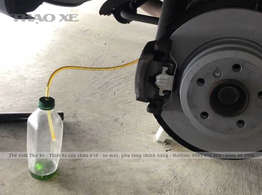 Minh họa thao tác xả e phanh ô tô bằng phương pháp xả gió