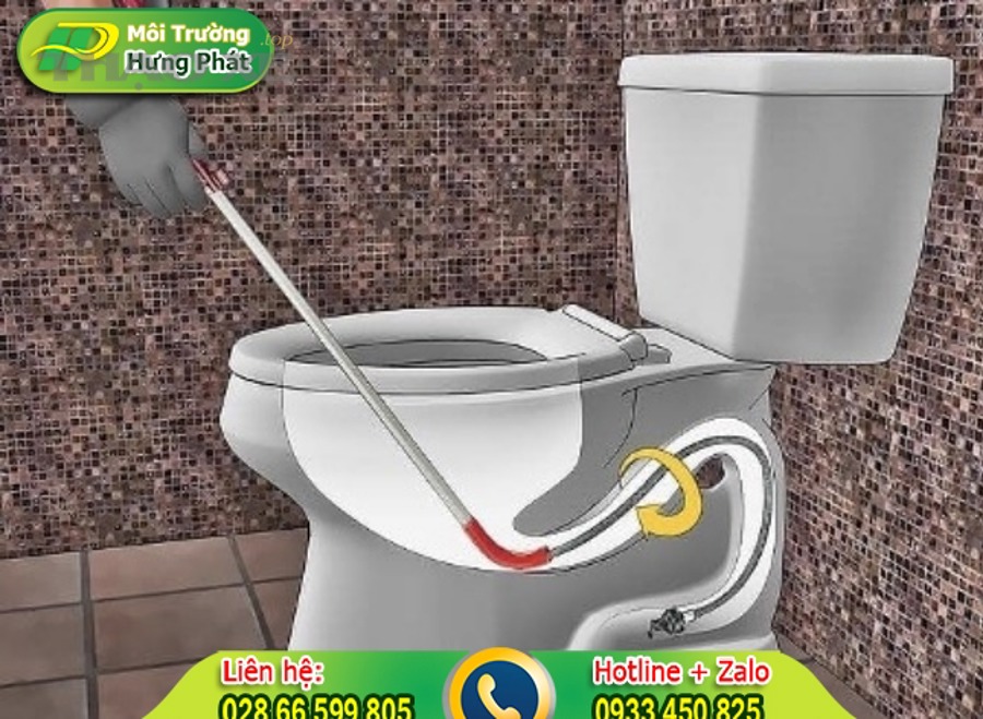 Kỹ thuật viên kiểm tra hệ thống nạp và thông hơi động cơ ô tô