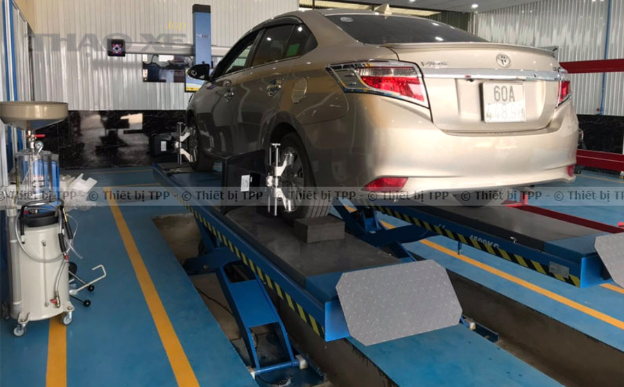 Máy cân bằng động bánh xe tại garage