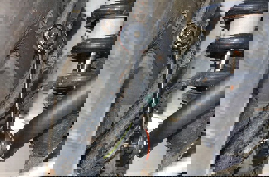 Cấu tạo gầm xe và hệ thống treo ô tô minh họa vị trí liên kết thanh cân bằng