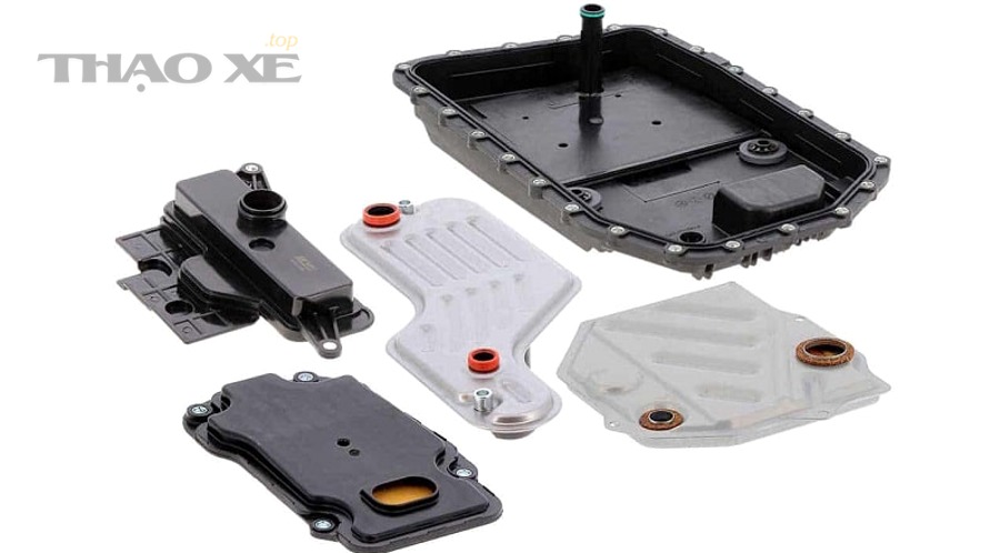 Kỹ thuật viên kiểm tra xe tại gara trước khi chẩn đoán hộp số