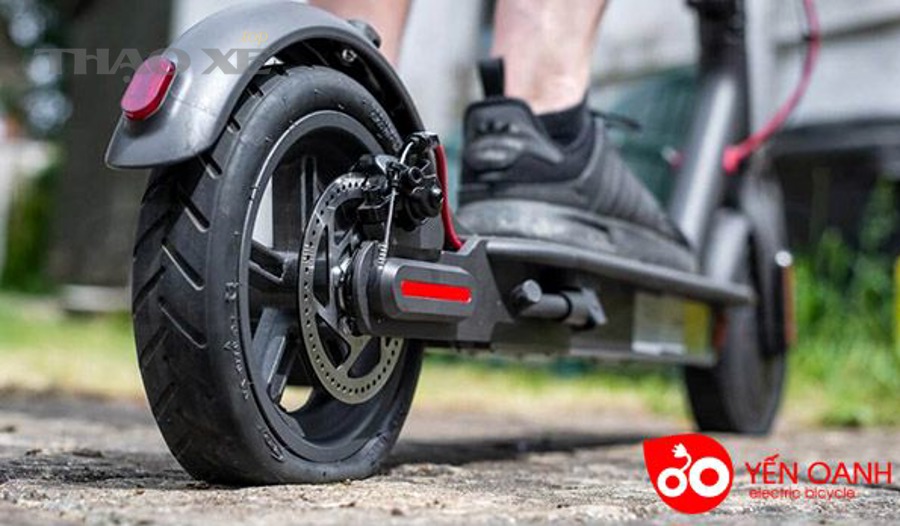 Các loại lốp xe máy được trưng bày theo kích thước và dòng xe