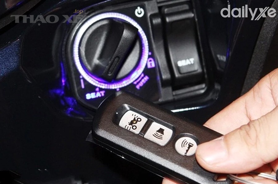 Kỹ thuật viên kiểm tra hệ thống nhận tín hiệu và module liên quan đến smart key