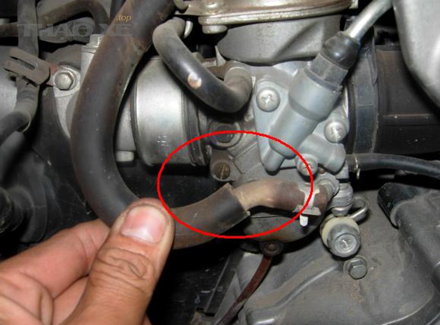 Kỹ thuật viên kiểm tra khoang động cơ để xử lý lỗi chết máy khi giảm ga