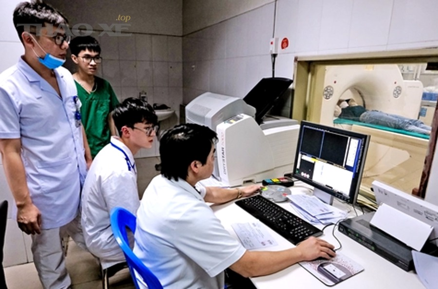 kỹ thuật viên hiệu chuẩn hệ thống hỗ trợ lái và kiểm tra cảm biến sau va chạm