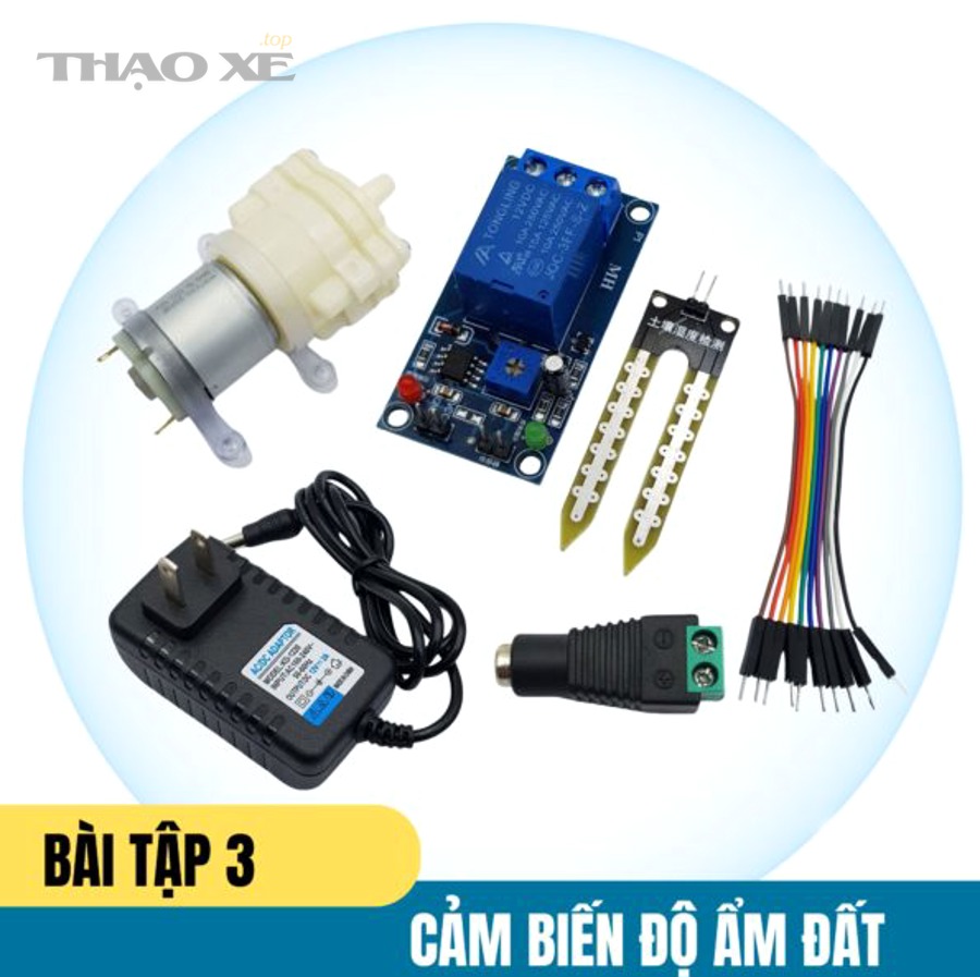 Kỹ thuật viên kiểm tra giắc điện và bó dây hộp số sau khi sửa