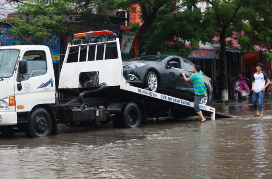 Sau khi cứu hộ kéo xe ra khỏi vùng ngập, cần làm gì để hạn chế hư hỏng lan rộng?