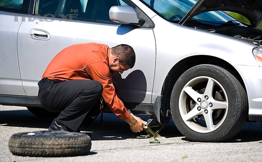 Xe dừng khẩn cấp bên đường cần đảm bảo an toàn trước khi chờ cứu hộ
