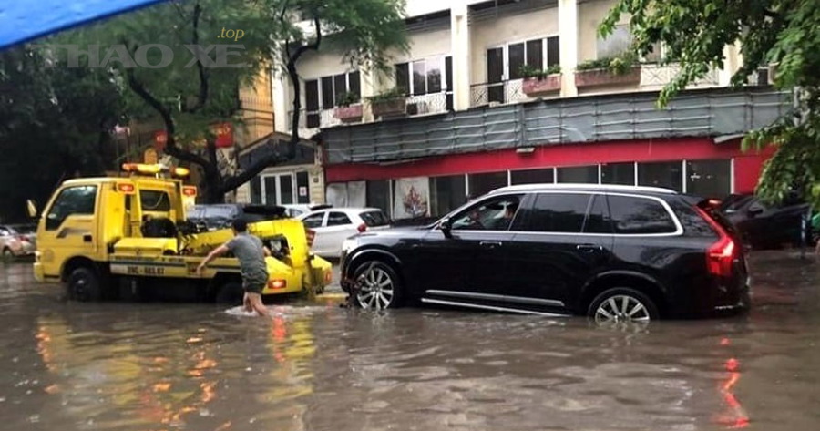 Tuyệt đối không làm gì khi xe ngập nước?