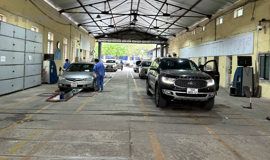 Kỹ thuật viên kiểm tra giắc dây và mass hệ thống đèn xe