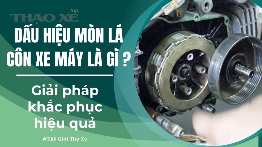 Kỹ thuật viên kiểm tra hệ truyền động xe tay ga trước khi thay bi côn
