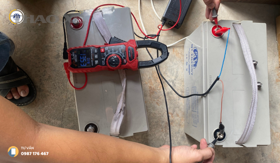 Đồng hồ đo điện áp (multimeter) dùng để kiểm tra điện áp sạc ắc quy