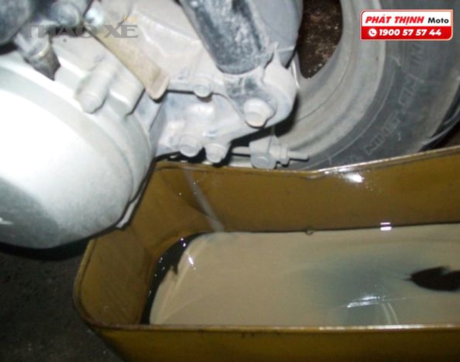 Kiểm tra khoang động cơ ô tô trong quá trình bảo dưỡng