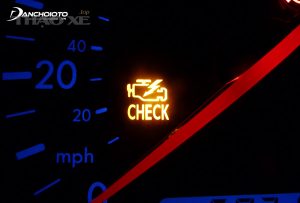 den check engine la den bao loi khi dong co hay cac he thong lien quan xay ra lo