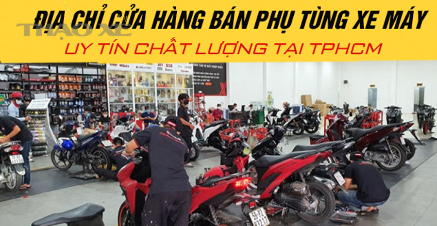Kỹ thuật viên kiểm tra phụ tùng ô tô tại xưởng dịch vụ uy tín