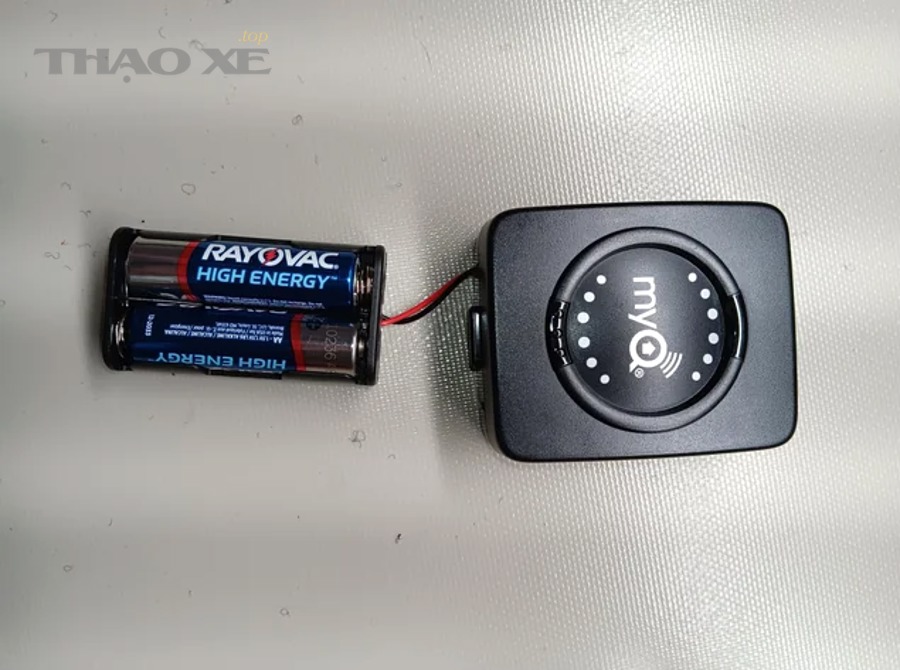 Cọc bình ắc quy ô tô với ký hiệu cực dương và cực âm
