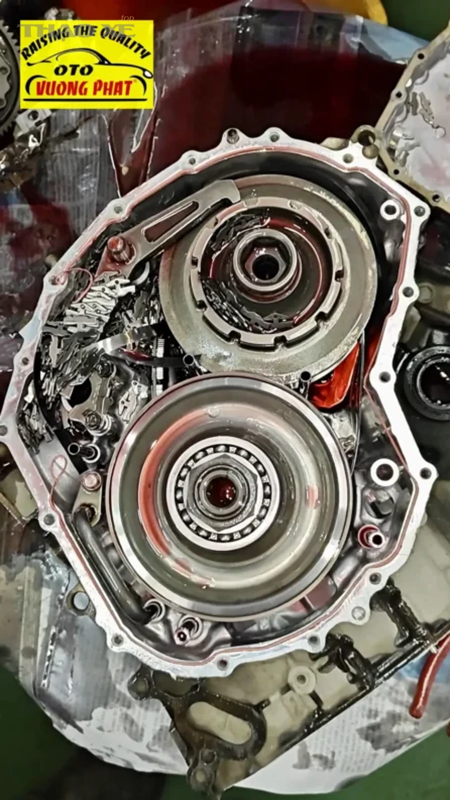 Kỹ thuật viên kiểm tra truyền động và hệ thống hộp số CVT