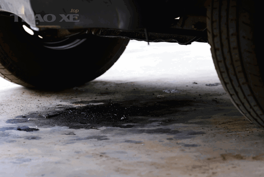 Dấu hiệu rò rỉ dầu dưới gầm xe khi đỗ