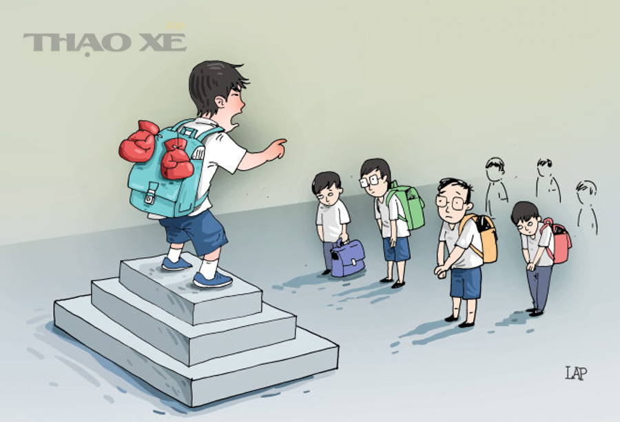 Chủ xe kiểm tra gầm xe khi phát hiện rò dầu bên đường