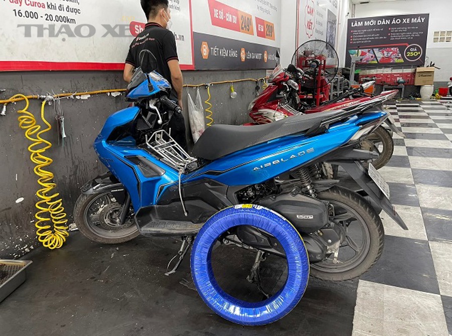 Lốp xe mới và lốp xe cũ để so sánh độ mòn và độ bám