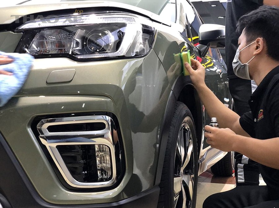 Bề mặt sơn ô tô trước và sau phục hồi dưới ánh sáng kiểm tra