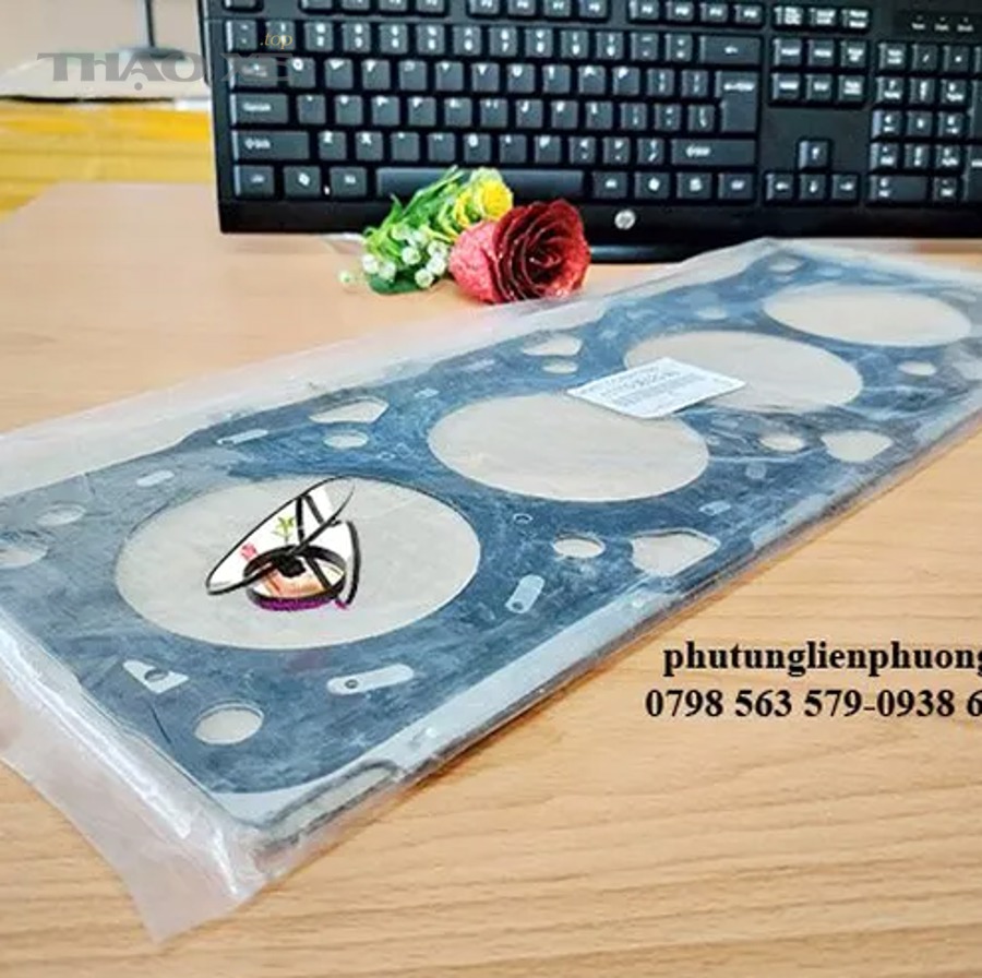 Kỹ thuật viên kiểm tra hệ thống làm mát và két nước ô tô