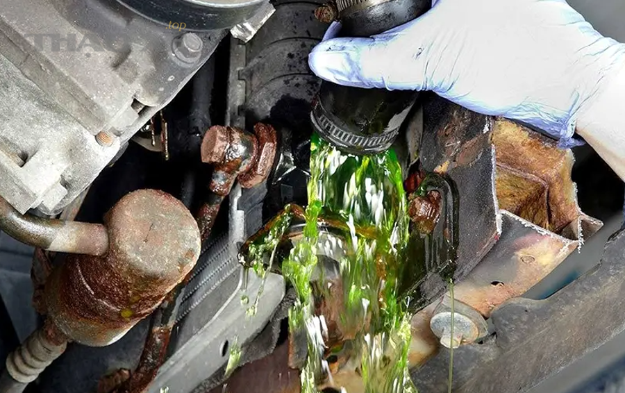 Kiểm tra két nước và đường ống để phòng tránh hao nước làm mát